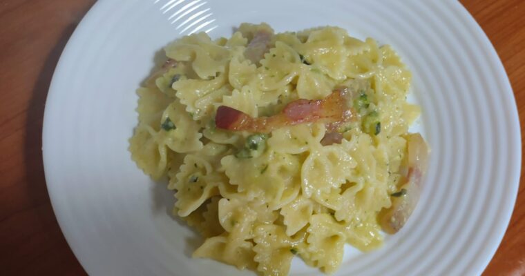 Pasta con crema di zucchine e guanciale croccante