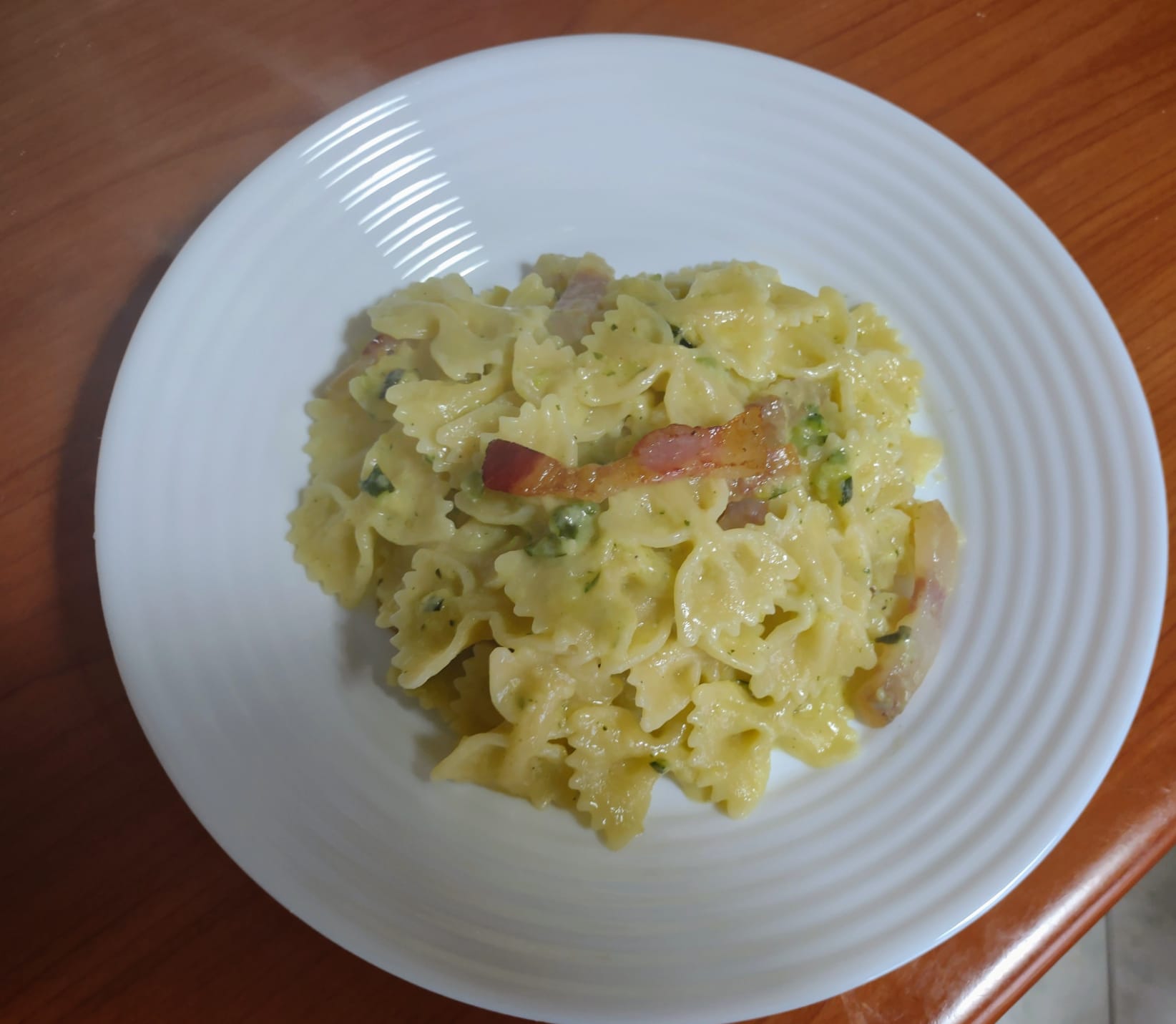 Pasta con crema di zucchine e guanciale croccante