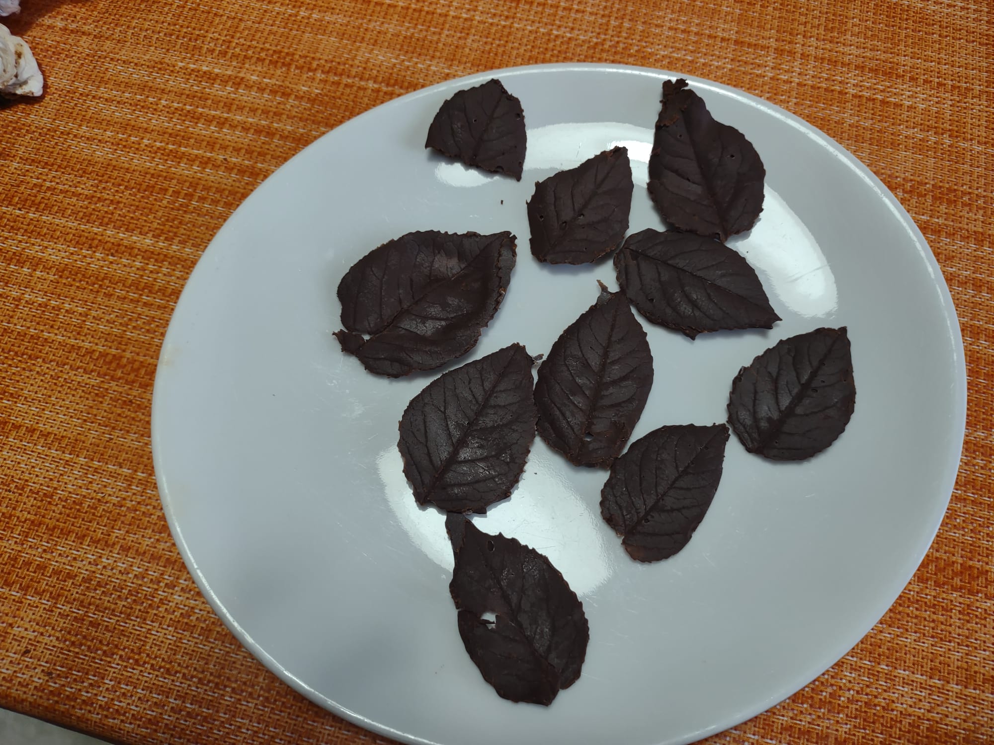 Foglie di cioccolato fondente (semplice da fare!)